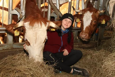 Zwischen Kuh Heidi (links) und Käthchen fühlt sich Tanja Turki wohl.