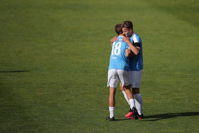 Erik Tallig (rechts) jubelt mit Teamkollege Daniel Bohl über seinen Treffer zum 1:0.