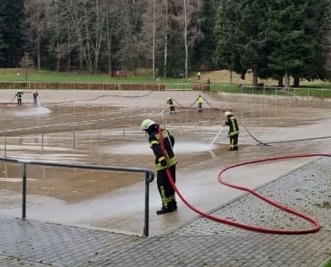 Kameraden der Feuerwehr Gebirge reinigen den Rätzteich. 