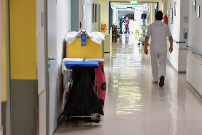 Rundgang durch eine Station am Krankenhaus Freiberg. Derzeit fehlen allein 45 Pfleger und Schwestern wegen Erkrankung.