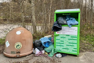 Überlaufende Altkleidercontainer – hier in Breitenbrunn – sind vielerorts im Erzgebirge ein Ärgernis.