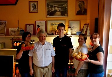 Mitarbeiterin Sabine Preußer, Chef der Bäckerei Hans-Joachim Blochberger, studentische Aushilfskraft Clemens Zieger, Denise Blochberger sowie Sabine Döring (v. l.).