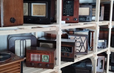 Ein kleiner Ausschnitt aus seiner Sammlung aus den 1930er-Jahren. Insgesamt 350 Geräte sind in der Ausstellung zu sehen.