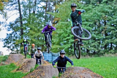 Der 11-jährige Nick Nötzold (von) gehört zu etwa zehn wilden Bikern, die in Bernsdorf Erde für eine Line geschaufelt haben.