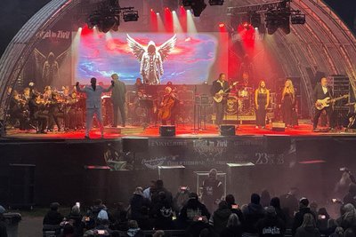 „Engel in Zivil Symphonic“ feierte am Samstagabend auf den Greifensteinen vor ausverkauftem Haus Premiere.