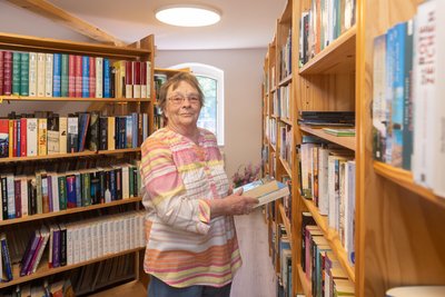 Gisela Gasde kümmert sich um die Schwarzbacher Ortsbibliothek. Nach der Sanierung des Hauses sei es „ein Ort zum Wohlfühlen“.