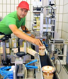 Ralf Schaller, Inhaber der Reichenbacher Wurstfabrik Walter Schaller, an der Etikettiermaschine der Glaskonserven. Den Umsatz in diesem Segment will er in den nächsten drei Jahren verdoppeln.
