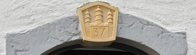 Liebe zum Detail: Die Steinmetzarbeit von Anika Gehrischer hat über der Tür einen würdigen Platz gefunden.