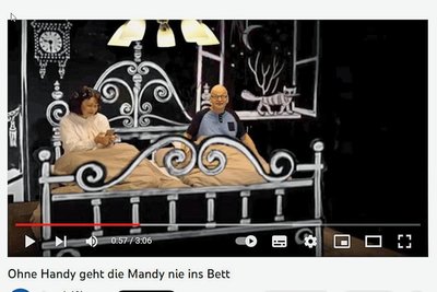 Das Kurzvideo "Ohne Handy geht die Mandy nie ins Bett" läuft im Internetkanal "Youtube". 