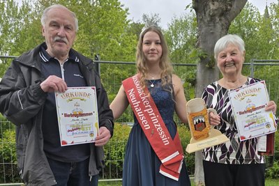 Das Bierkrugstemmen hat eine lange Tradition beim Nussknackerfest. Bei den Frauen gewann Hannelore Reichelt aus Neuhausen. Und jedes Jahr kommt der Zwickauer Manfred Stiegler extra nach Neuhausen, um am Wettbewerb teilzunehmen. Wie seine Mitstreiterin war er schon mehrfach erfolgreich.