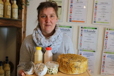 Sindy Meißgeier in ihrem Laden der Ziegenkäserei in Langenbach.