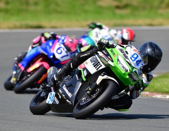 Auf seiner Kawasaki war Marvin Siebdrath (vorn) auf dem Schleizer Dreieck stets schnell unterwegs. Dass am Ende nur ein Podestplatz in den beiden Rennen zu Buche stand, lag nicht alleine an seiner Leistung. 