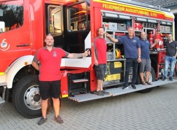 Tim Laßner, Ronny Hötzel, Michael Winkler, René Gläser und Kevin Hergt (v. l.) präsentieren einen neuen Einsatzwagen. 