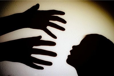 Teils schwerer sexueller Missbrauch von Kindern wird einem Mann aus Mittelsachsen vorgeworfen. Die Übergriffe sollen sich laut Anklage in einer Turnhalle ereignet haben. 