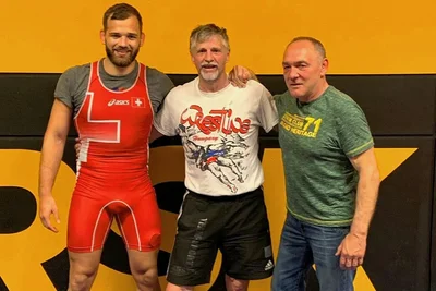 Ringkämpfer Uwe Pötzschke (Mitte) mit dem Olympia-Bronzegewinner von 1984, Hugo Dietsche, und dessen Sohn Fabian von der schweizerischen Ringerstaffel Kriessern. 