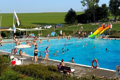 Blick in das gut besuchte Freibad Hainichen in den Hitzetagen der Vorwoche.