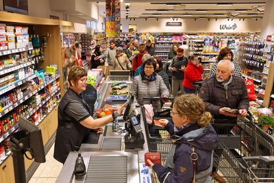 Am Dienstagmittag herrschte Hochbetrieb im wiedereröffneten Supermarkt an der Hartensteiner Straße.
