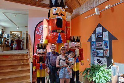 Besucher des Nussknackerfestes schauten auch im Nussknackermuseum, hier Familie Löschner, vorbei.