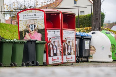 Zwei Altkleidercontainer der Johanniter in Aue. Sie werden wohl bald verschwinden.