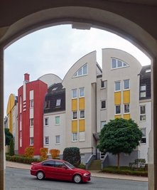 Auch Plauen hat eine Residenz - die "Residenz Karlsberg". So steht es in einer aus kleinen Mosaiksteinen gefügten Schrift an einem Wohngebäude in der Hanglage Karlstraße. 