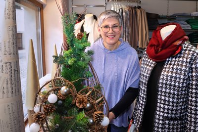 Grit Meichßner holt für die Drehtage die weihnachtliche Dekoration fürs Schaufenster noch einmal hervor, obwohl im Laden die neue Frühjahrsmode schon bereitliegt. 