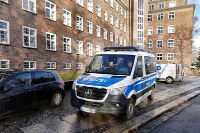 Der Prozess gegen vier mutmaßlich rechte Schläger, die am 1. September 2018 Jagd auf politische Gegner gemacht und elf Menschen verletzt haben sollen, erfordert hohe Sicherheitsauflagen.
