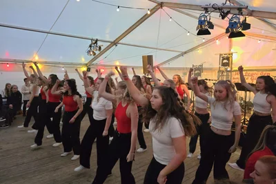 Die Devil Dancers, eine Gruppe des Karnevalsvereins Neuhausen, traten am Samstagabend gemeinsam mit der tschechischen Kapelle Epigon auf.