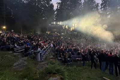1500 Fans verfolgten das Konzert – mehr geht nicht auf der Naturbühne.
