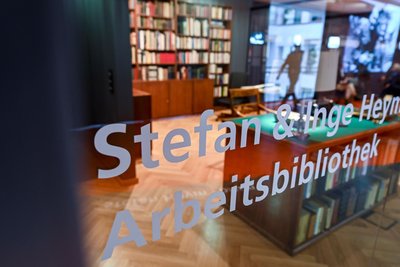 Die Arbeitsbibliothek von Stefan und Inge Heym befindet sich heute in der Chemnitzer Stadtbibliothek.