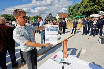 Micha Reinhold von der Stadtverwaltung zeigt ein kurz vor der Grundsteinlegung entstandenes Foto, das in die Zeitkapsel gekommen ist.