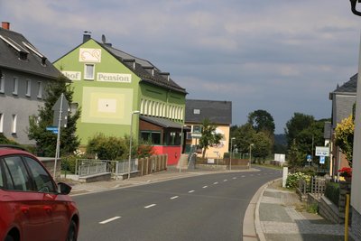 Der Gasthof „Zum Schwan" befindet sich direkt an der B 282.