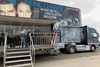 Info-Truck der Unternehmen der Metall- und Elektro-Industrie bei PTF Pfüller