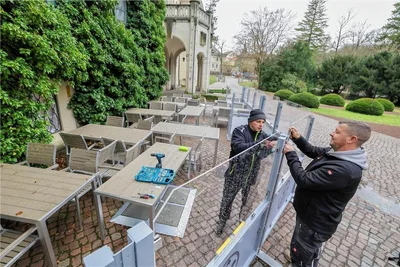Kurz vor der Eröffnung haben die Mitarbeiter Jens Gerber (links) und Denis Grützki die Terrasse aufgebaut. 