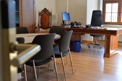 OB-Büro im Rathaus Freiberg: Schreibtisch und Sessel des Oberbürgermeisters sind verwaist.
