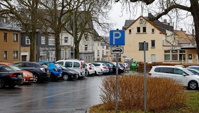 Auf dem Teichplatz in Lichtenstein sollen künftig Parkgebühren in Höhe von einem Euro pro Tag fällig werden.