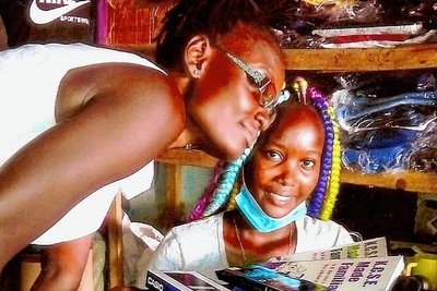 Die Verbindung von Werner Pforte nach Kenia reißt nicht ab, wenn er letztmals dort war. Eine "Gewährsfrau" ist Faith, hier mit Judith, die durch Hilfe aus Schwarzenberg eine Highschool besuchen konnte. 