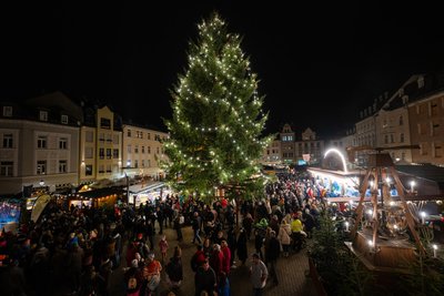 Kurz nach 18.15 Uhr war es soweit. Oberbürgermeister Steffen Zenner knipste das Licht am Weihnachtsbaum an und eröffnete damit den Weihnachtsmarkt.