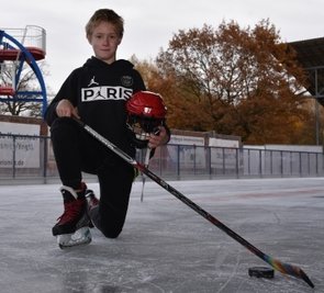 Sandy Sünderhauf spielt beim VER Selb in der U13-Mannschaft in der Bayernliga Eishockey. Im Winter nutzt er auch die Eisbahn im Freibad Elstergarten für lockere Trainingseinheiten. 