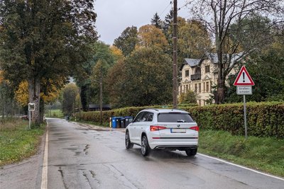 Die Fahrbahn wird auf diesem Abschnitt bis zur Brücke über den Schwarzbach (in der Kurve h. l.) erneuert.