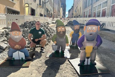 Überraschender Hingucker: Selbst die Baustelle auf der Große Kirchgasse hat passende Deko erhalten. Student Till Becker, Praktikant in der städtischen Touristinformation, hat kurzfristig die Zwerge entworfen.