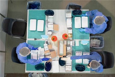 Pharmazeutisches Personal bereitet im Impfzentrum Dresden Spritzen für die Covid-Impfungen vor. 