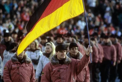Bobpilot Wolfgang Hoppe aus Oberhof durfte die Fahne der ersten gesamtdeutschen Mannschaft nach der Wende ins Stadion tragen. 