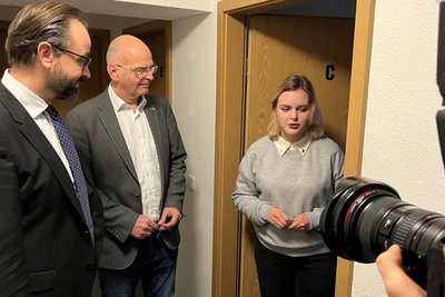 Sofia Mazepa aus Russland schwärmte beim Besuch von Sachsens Wissenschaftsminister Sebastian Gemkow (CDU/l.) von der großen Gemeinschaftsküche in ihrer WG beim Studentenwerk Freiberg.
