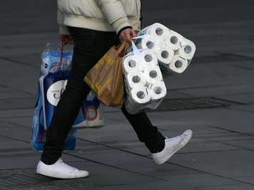             Um die Grundversorgung sollen sich die Menschen keine Sorgen machen müssen - über eine Verschärfung der Maßnahmen im Kampf gegen das Coronavirus wird aber nachgedacht.