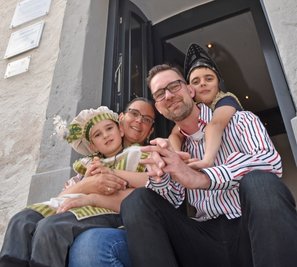 Franziska und Christian Borrmann mit ihren Söhnen Anton und Felix fühlen sich wohl in ihrem Zuhause an der Pfarrgasse 37 - einem der ältesten Gebäude der Stadt.
