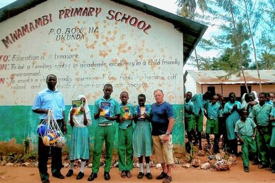 Mit Lehrbüchern und Bällen als Geschenke stattete Werner Pforte dieser Grundschule in Ukunda einen Besuch ab. Die Schulleitung dankte dem Gast und bestand darauf, dass ein Erinnerungsfoto entstand.
