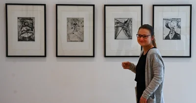 Sandra Göbel, Managerin der Galerie "Ferdin-Art" präsentiert Grafiken von Günter Brus. 