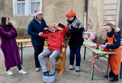 Probe für das Weihnachtsspektakel kurz nach Ostern auf Schloss Wolkenburg: Jörg Kemter (Bildmitte) spielt den Weihnachtsmann in dem Stück "Der ganz normale Festtagswahnsinn", welches der Kultur- und Abenteuerverein"Ei guck'e ma!" schon 2021 aufführen wollte, aber wegen der Pandemie verschieben musste. 