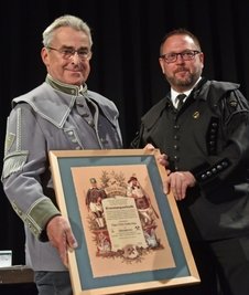 Der Freiberger Franz-Peter Kolmschlag (l.) wurde zum Hüttenmeister ernannt. Landesvorsitzender Ray Lätsch überreichte ihm die Ernennungs- und Ehrenurkunde.