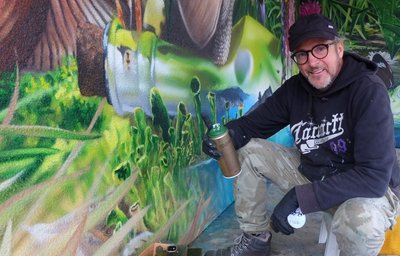 Eine Woche hat der Graffiti-Künstler Tasso gebraucht, um eine gelbe Carportwand in diese grüne Oase zu verwandeln. 